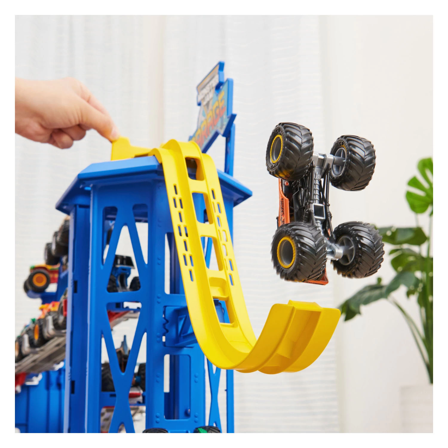 SPIN MASTER Monster Jam 1:64 Monster Garage Spielset 5 SPIN MASTER Monster Jam 1:64 Monster Garage Spielset – Bild 3