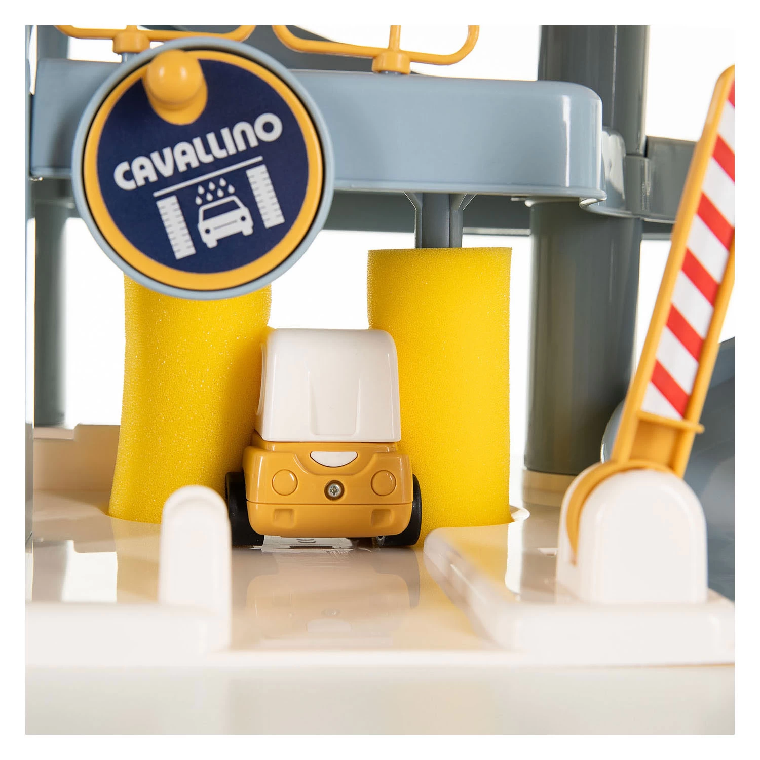 Cavallino Luxusgarage Mit Autos In Pastellfarben 6 Cavallino Luxusgarage Mit Autos In Pastellfarben – Bild 4