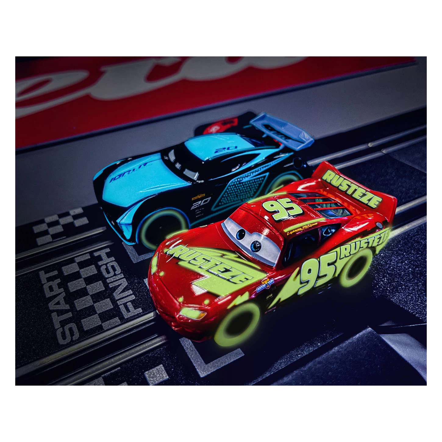 Carrera GO!!! Rennstrecke – Disney Cars Glow Racers 14 Carrera GO!!! Rennstrecke – Disney Cars Glow Racers – Bild 12